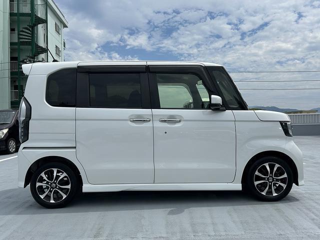 狭い駐車場でも便利な後席両側スライドドア