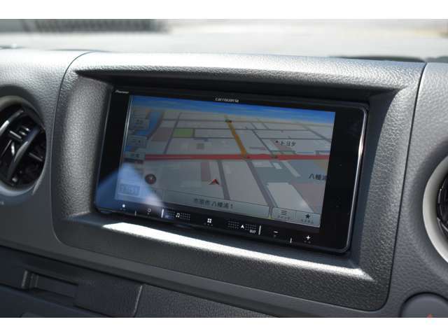 ★メモリーナビゲーション装備車★　知らない道もナビゲーションが案内します！お出かけもナビがあれば心配ないですね♪