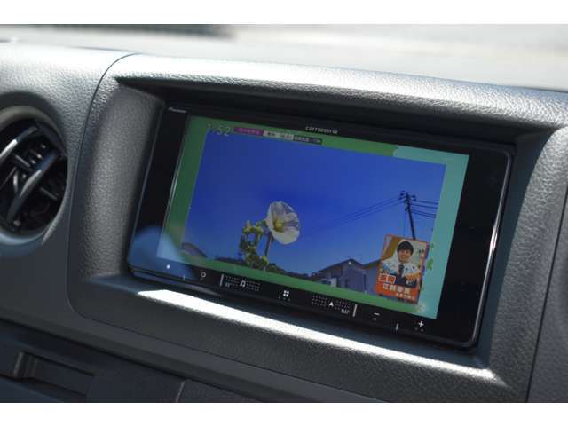 フルセグテレビにてクリーンな映像です。Bluetooth機能も付いていますのでお使いのスマートフォンと接続すればお好きな音楽とともに楽しいドライブへ♪