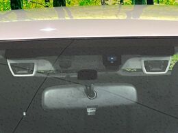 【アイサイトVer2】前方の車両等を検知し、衝突しそうな時は警報で注意を促し、ブレーキを踏む力をサポート。ブレーキを踏めなかった場合は衝突被害軽減ブレーキが作動、衝突回避をサポートします。