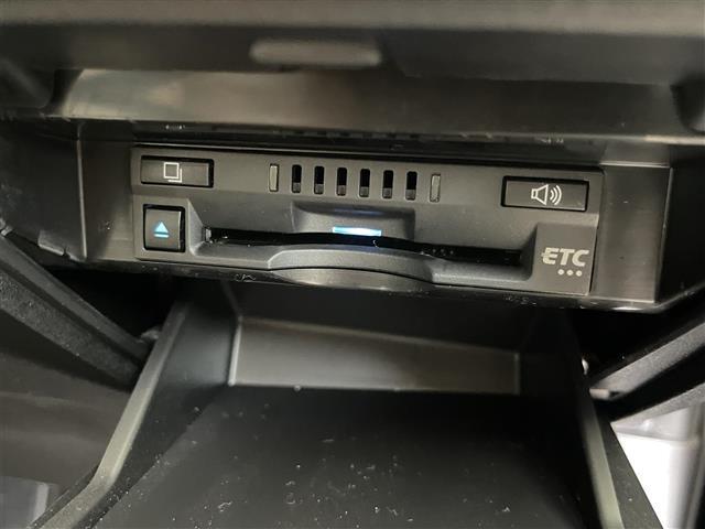 【ETC】有料道路を利用する際に料金所で停止することなく通過できる、ETC車載器（ノンストップ自動料金収受システム機器）が装備されています。セットアップを行うことで利用可能になります。