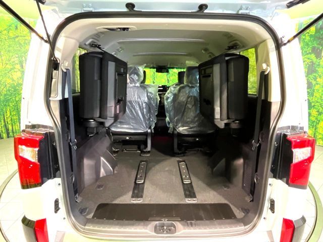普段のお買い物や通勤、送迎等に十分な荷室スペースを確保しております。セカンドシートを倒すと、大きな荷物の積載も可能です♪