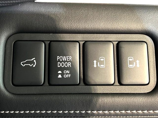 【両側パワースライドドア】スマートキーや運転席のスイッチで後席両側スライドドアの開閉が可能♪電動だから力を入れてドアを開ける必要が無く、小さなお子様でも簡単に開け閉めでき快適です♪