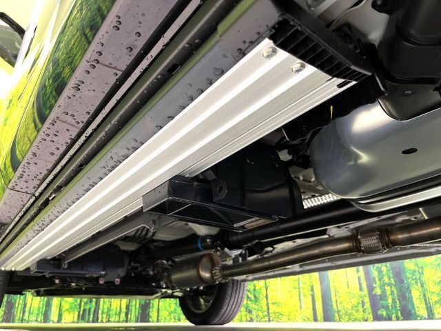 【電動サイドステップ】車高の高いお車でも、これがあれば小さいお子様の乗り降りも楽々♪スライドドアと連動して作動する為、煩わしい操作は不要です！