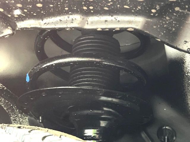 お車を安心してお乗りいただく為には、足回りの定期点検が欠かせません。サービスサポート（有償保証）では無料点検もご提供しており、安心のカーライフをお過ごしいただけるサポート体制が整っています。