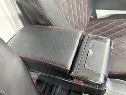 【アームレスト】運転中の身体の負担を軽減してくれるアームレストを装備♪