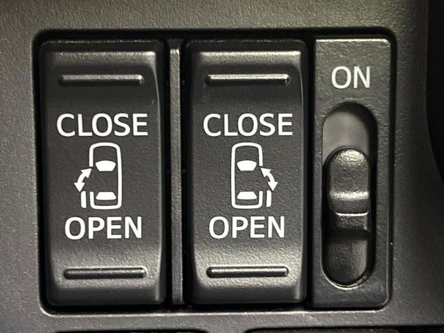 【両側パワースライドドア】スマートキーや運転席のスイッチで後席両側スライドドアの開閉が可能♪電動だから力を入れてドアを開ける必要が無く、小さなお子様でも簡単に開け閉めでき快適です♪