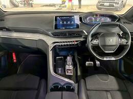 【メーカーナビ】フルセグテレビやブルートゥース接続、AppleCarPlayなど多彩な機能を併せ持っており、インパネ周りがすっきりしてますね！