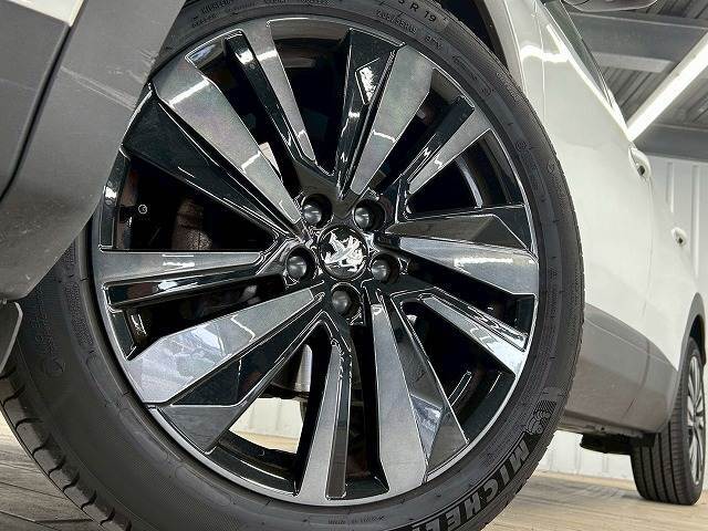 ミシュランタイヤ 205/55R19 純正アルミが装備されております。タイヤの状態も良好です。