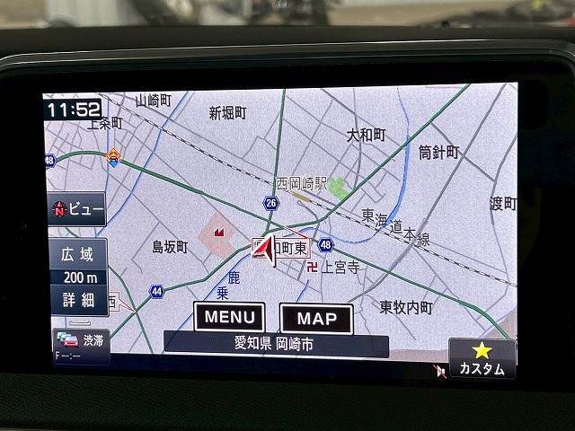 【メーカーナビ】フルセグテレビやブルートゥース接続、AppleCarPlayなど多彩な機能を併せ持っており、インパネ周りがすっきりしてますね！