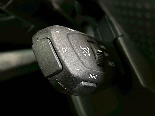 【アダプティブクルーズコントロール】装備車両です。レーダーやカメラを使って前を走るクルマの状況を検知して速度を調整してくれます。遠距離ドライブの高速道路などでは大活躍で疲労軽減に役立ちます。