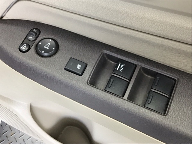 室内からミラーの開閉が可能な電動格納ミラーです！