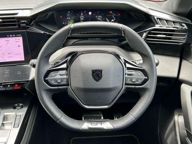 プジョー車の特徴の一つである小径ステアリングホイール