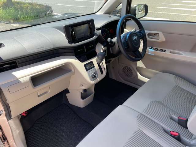 助手席側の写真。運転席側と同様にシートもしっかりしていて長時間座っていても疲れにくいはずです！助手席の前にはグローブボックスなどがあります！