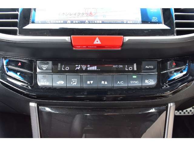 オートエアコンのお車ですので室内の温度をスムーズに調整してくれます♪