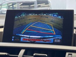 【バックカメラ】駐車時に後方がリアルタイム映像で確認できます。大型商業施設や立体駐車場での駐車時や、夜間のバック時に大活躍！運転スキルに関わらず、今や必須となった装備のひとつです！