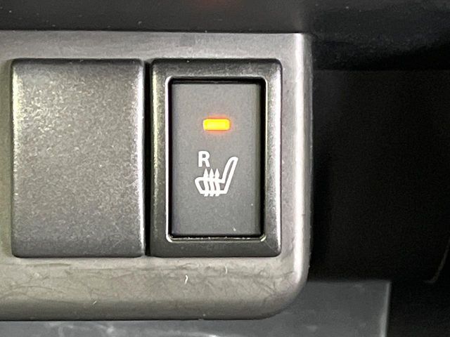 【シートヒーター】寒い日に重宝するシートヒーター！エアコンより早く温まってくれるので寒がりの人も安心ですね♪エアコンの温風は乾燥するから苦手、という方にもをおすすめです。