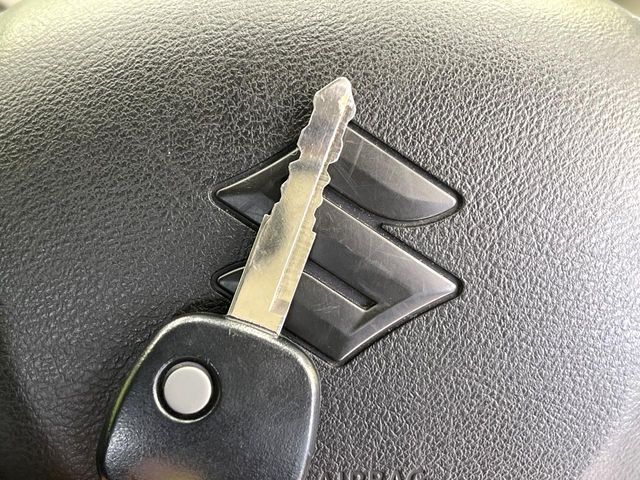 【キーレス】少し離れた場所からでもボタン一つでドアの開錠・施錠ができるのでとっても便利！ドアの鍵穴周りに傷をつけることもありません♪