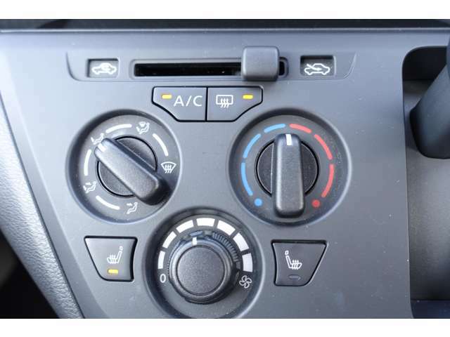 ダイヤル式のマニュアルエアコンです。シートヒーターのボタンもついています！