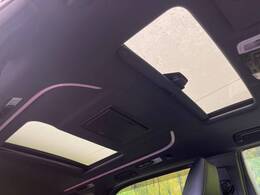 【サンルーフ】開放感たっぷりの希少装備、サンルーフが装着されています！車内に明かりを取り入れたり景色を楽しむ以外にも、車内の空気も簡単に換気できて快適です！