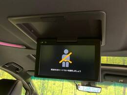 【フリップダウンモニター】大画面モニターで後席でもエンタメをお楽しみいただけます。小さなお子様にも大人気の装備です♪