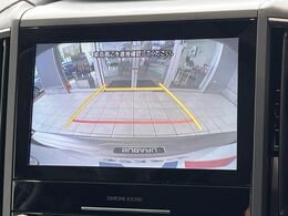 【バックカメラ】駐車時に後方がリアルタイム映像で確認できます。大型商業施設や立体駐車場での駐車時や、夜間のバック時に大活躍！運転スキルに関わらず、今や必須となった装備のひとつです！