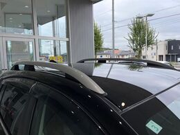 【ルーフレール】外観の魅力を引き立てるとともに、ウィンタースポーツや釣り、ロードバイク等で使う各種ギアを積むキャリア取り付けベースに！アクティブなカーライフを楽しむには必須の装備ですね！