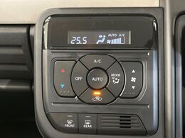 【オートエアコン】一度お好みの温度に設定すれば、車内の温度を検知し風量や温度を自動で調整。暑い…寒い…と何度もスイッチ操作をする必要はありません。快適な車内空間には必須の機能ですね♪