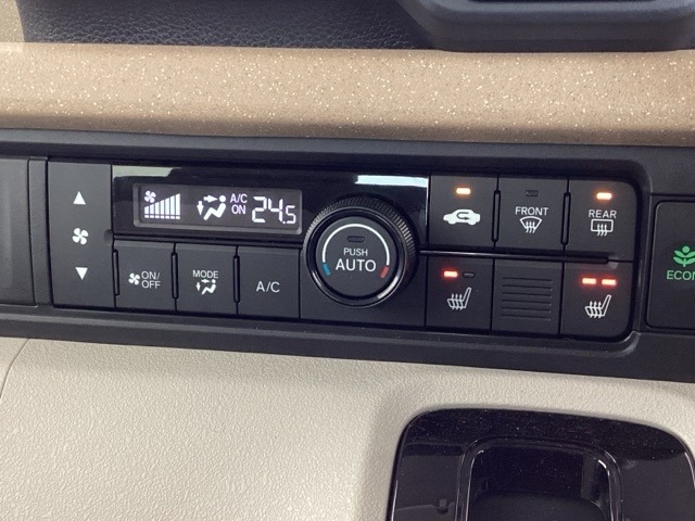 フロント両席にはシートヒーターが付いています！寒い日に便利な装備ですね。
