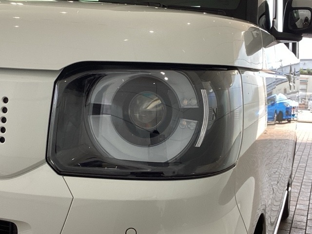 LEDヘッドライトは、点灯の瞬間から最大光量を発揮し、突然暗くなるトンネルなどでの安定感を高めます。