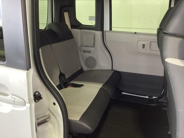 後席も余裕の広さ！ゆったりくつろげます！！