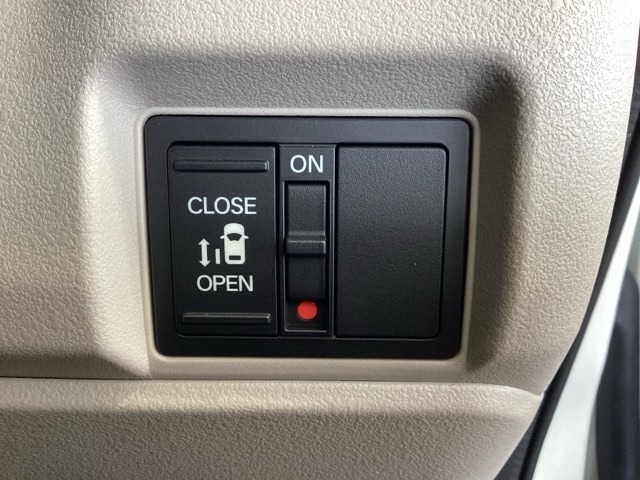 パワースライドドアが付いています。ワンタッチで簡単にお子様でも、お年寄りの方でも、開閉できますからとても便利です。キーレスや車内スイッチでも自動でドアの開閉ができます。