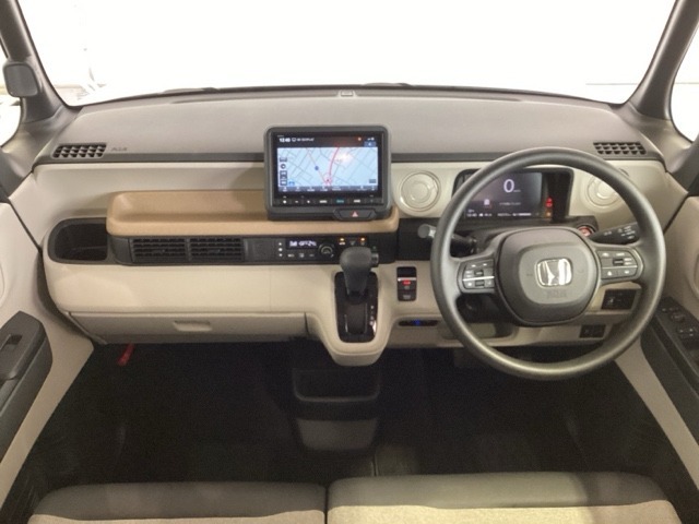 使いやすいレイアウトのダッシュボード周辺です。オートエアコンや小物入れなど嬉しい装備が満載です。