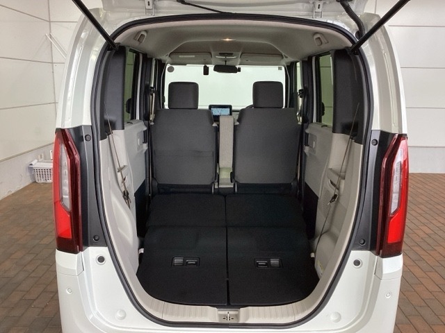 リアシートを倒すと、ラゲッジスペースを広くお使いいただけます！