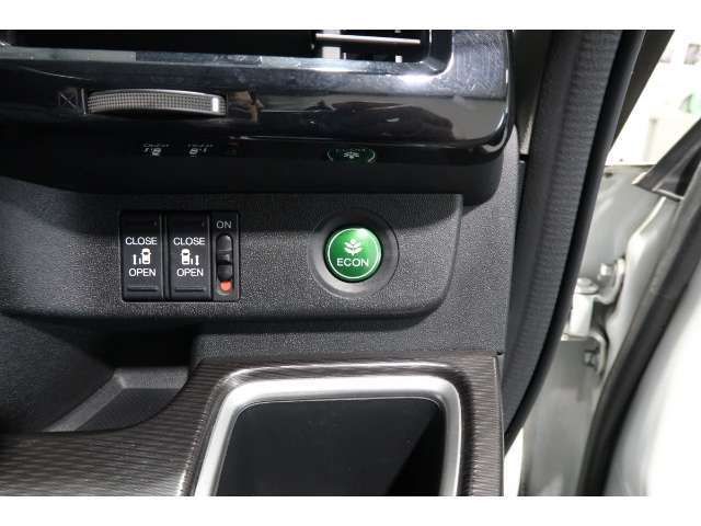 ECONボタンで低燃費モードに☆☆☆ECONスイッチを上手に使ってエコドライブ♪♪環境にもお財布にも優しい装備です☆☆☆