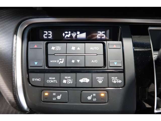 運転席と助手席の温度設定の変更が可能な左右独立タイプのデュアルエアコンです♪♪♪暑がりな人・寒がりな人も誰もが車内を快適にお過ごしいただけます♪♪♪