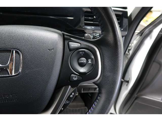 Hondaセンシングの機能のひとつ、アダプティブクルーズコントロール付！アクセルから足を離しても設定したスピードと前車との車間を保ち走行してくれます！車線維持もアシスト☆高速道路で疲労軽減ですね☆