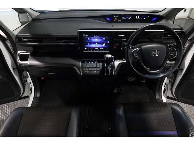 ドライバーを包み込むように、ディスプレーやスイッチ、コンソールを配置。座った瞬間から運転への期待が！空間そのものの心地よさにこだわっています。