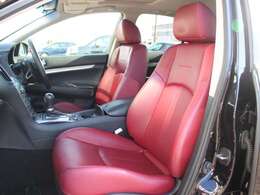 専用の赤本革シート採用で座り心地はもちろん室内の高級感がグンとアップします。ご自身の自己満プラス高級感ある室内へのおもてなしで喜ばれること間違いなしです！！