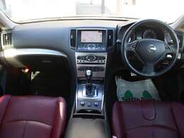 すっきりとしたスカイラインらしいデザインのダッシュ回り！フロントビューの視認性もよく運転しやすいと思います★