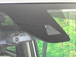 【インテリジェントエマージェンシーブレーキ】フロントカメラで前方の車両や歩行者を検知。衝突しそうな時は衝突被害軽減ブレーキが作動、衝突回避をサポート。より安全にドライブをお楽しみいただけます。