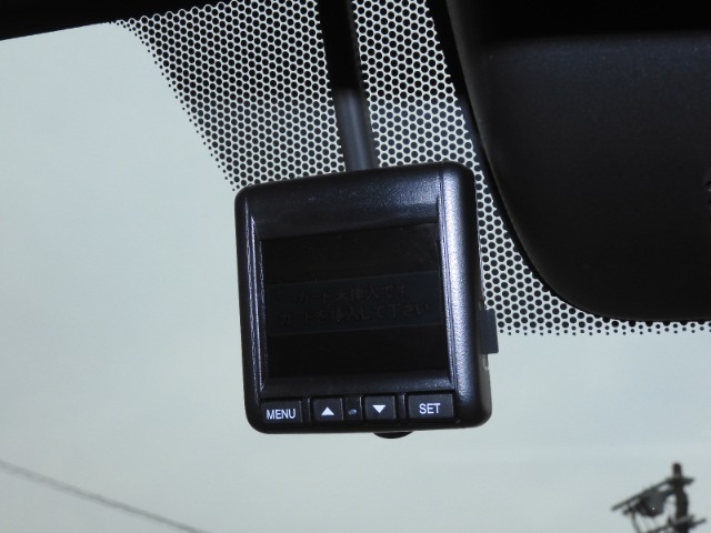 ◆ドライブレコーダー◆映像・音声などを記録する自動車用の装置です。　もしもの事故の際の記録はもちろん、旅行の際の思い出としてドライブの映像を楽しむことができます。