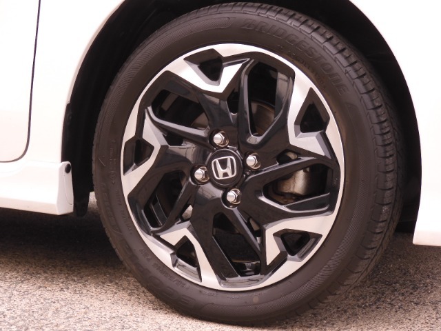 アルミホイール装着車です！これで足元まわりもおしゃれにきまります！
