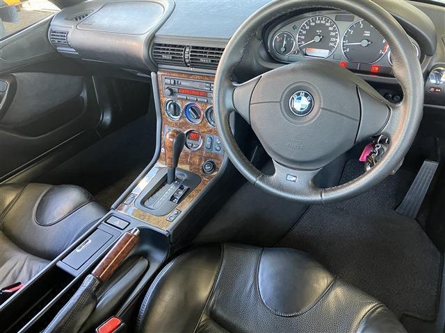 Z3は黒を基調にしたスポーティーな内装で、必要以上に飾られていないところがスポーツカーですね！！