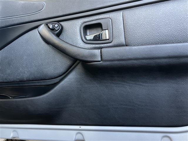 運転席ドアの内張りです。傷が少なく、良好な状態を保っています。
