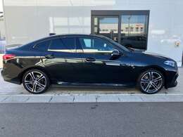 後部座席も使用感が少なく良好な状態です！！後席シートもしっかりと作りこまれているので長距離の移動でも疲労を感じにくいです！