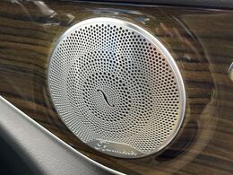 ●Burmesterサラウンドシステム：ハイエンドオーディオ専門メーカーが手掛ける車専用のプレミアムスピーカーを装備。多数のスピーカーから、音の粒立ちまで分かる高品質な音楽をお楽しみいただけます。