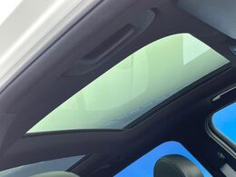 ●サンルーフ：開放感たっぷりの希少装備、サンルーフが装着されています！車内に明かりを取り入れたり景色を楽しむ以外にも、車内の空気も簡単に換気できて快適です！