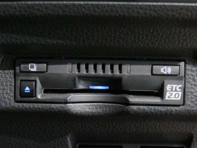 【ETC2.0装着車】カーナビと連携させることで全国の「ITSスポット」と双方向通信し渋滞を回避するルートを案内します。情報配信を受けるたびに最速のルートを再検索。料金所もストレスなく通過できます。