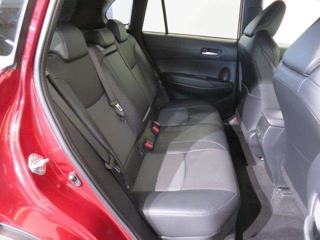 【後部座席】も当然、綺麗・清潔に仕上げております。内装の綺麗なお車は気持ちが良いですし、コンディションのいい車が多いです。これもオススメの1台です。